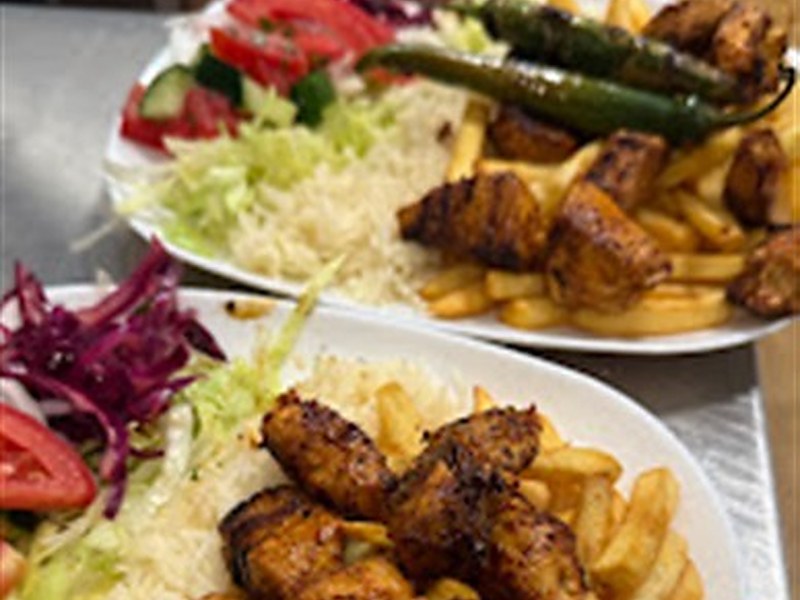 Dettaglio del kebab appena tagliato, con le salse del locale