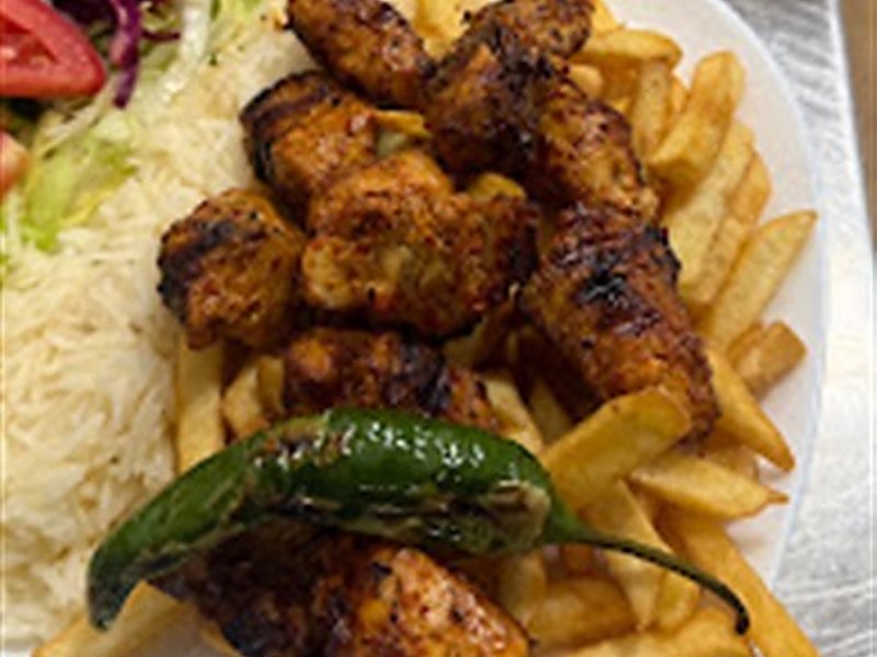 Il piatto kebab con contorno e salse, servito in Via C. Rizzarda