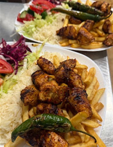 Kebab con verdure fresche, patatine e salse della casa servito da İstanbul Royal Kebab a Feltre